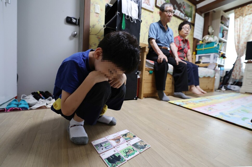 연호(가명·7)군이 지난 5일 대구 달성군 아파트에서 ‘동물 낱말카드’를 갖고 놀고 있다. 신소영 기자 viator@hani.co.kr