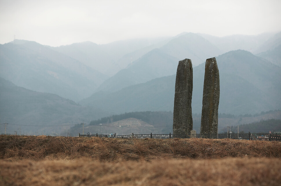 강릉 굴산사지 당간지주(보물). 높이 5.4ｍ에 이르는 크기로 절터보다 훨씬 높은 위치에 당당히 서 있어 시원하고 호쾌한 기운이 주변을 압도한다. 불광출판사 제공