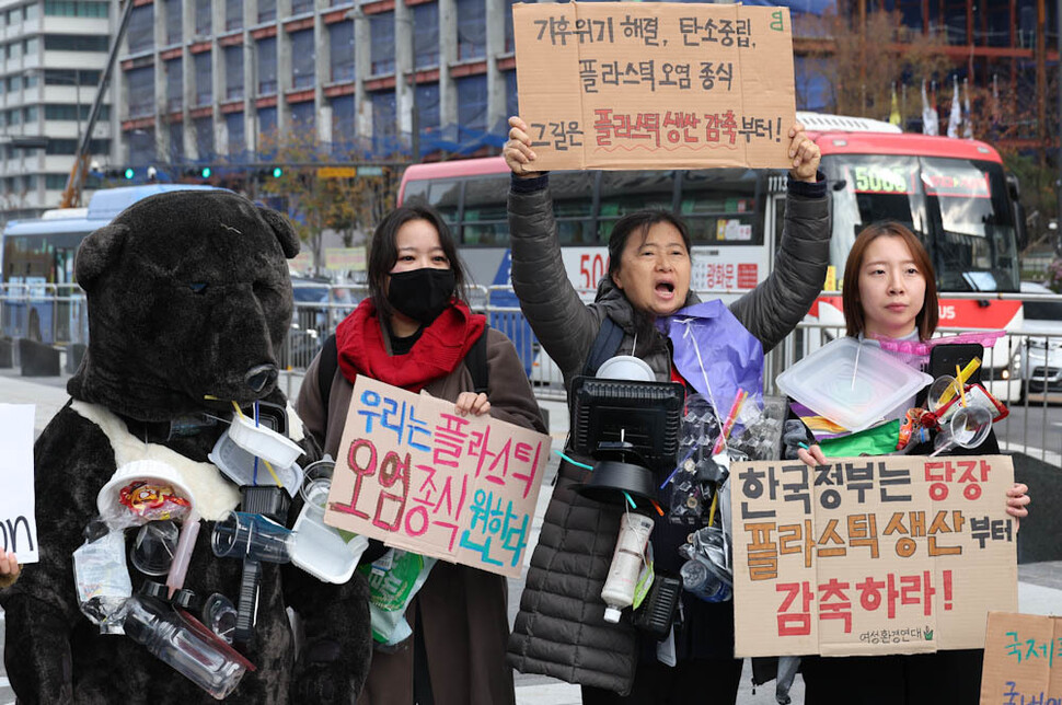 한국환경회의와 노동환경건강연구소 등 환경단체 활동가들이 9일 오전 서울 광화문광장에서 기자회견을 열어 플라스틱으로 인한 환경문제 해결을 위해 플라스틱 전 생애 주기에 걸쳐 감축 목표를 설정할 것을 정부에 촉구하고 있다. 김정효 기자