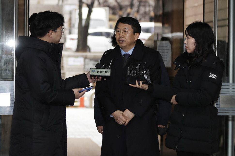 세월호 참사 당시 구조 작업에 실패한 혐의를 받는 김석균 전 해양경찰청장이 8일 오전 서울 서초구 서울중앙지법에서 열리는 구속 전 피의자 심문(영장실질심사)에 출석하고 있다. 김혜윤 기자 unique@hani.co.kr