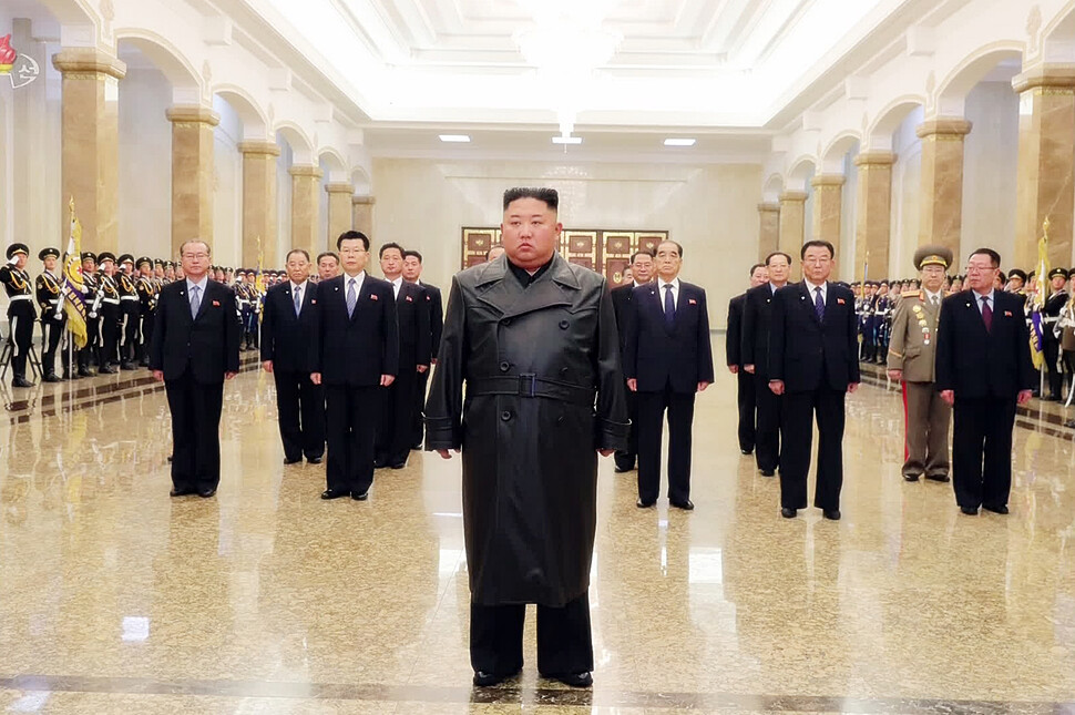 김정은 북한 국무위원장이 부친인 김정일 국방위원장의 생일(광명성절·2월 16일)을 맞아 금수산태양궁전을 참배했다고 북한 매체들이 16일 보도했다. 사진은 조선중앙TV가 공개한 사진으로, 검은색의 긴 가죽 재킷을 입은 김 위원장의 모습. 연합뉴스 김정은 북한 국무위원장이 부친인 김정일 국방위원장의 생일(광명성절·2월 16일)을 맞아 금수산태양궁전을 참배했다고 북한 매체들이 16일 보도했다. 사진은 조선중앙TV가 공개한 사진으로, 검은색의 긴 가죽 재킷을 입은 김 위원장의 모습. 연합뉴스
