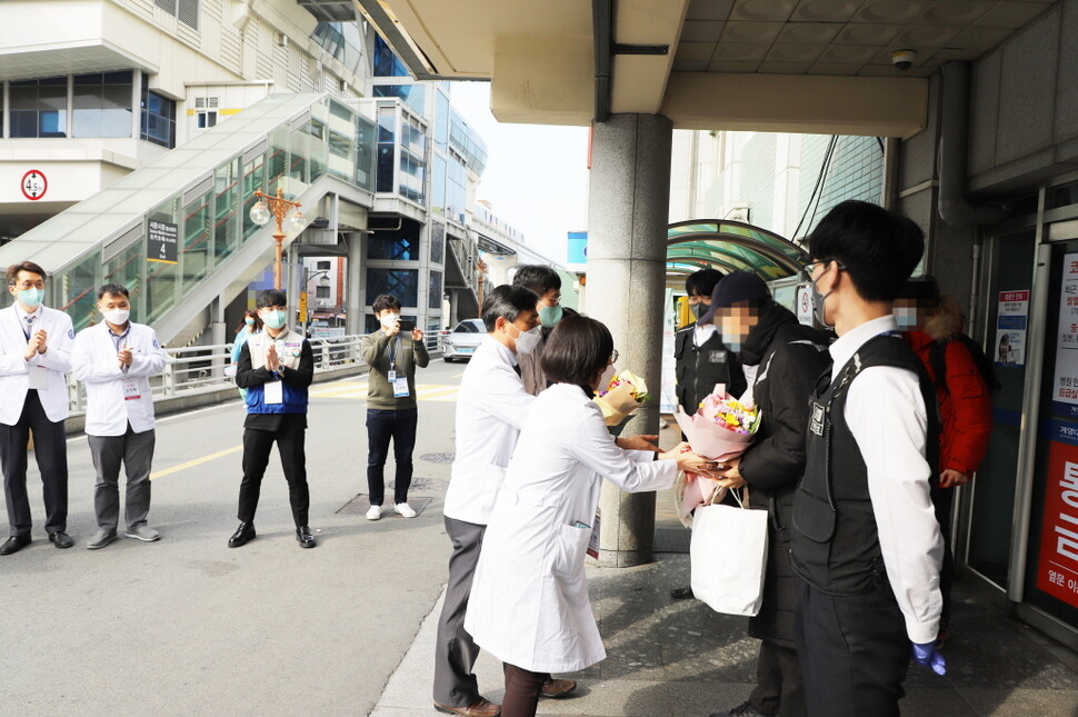 계명대 대구 동산병원 직원들이 코로나 19 확진판정을 받고 입원한 뒤 치료를 받고 퇴원하는 3명에게 꽃다발을 전달하고 있다. 대구에서는 1일 코로나19 입원환자 6명이 치료를 끝내고 퇴원했다. 대구동산병원 제공