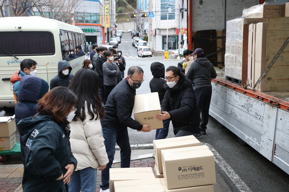 경북 포항시가 1일 의료현장과 취약계층에 마스크를 보내고 있다. 포항시 제공