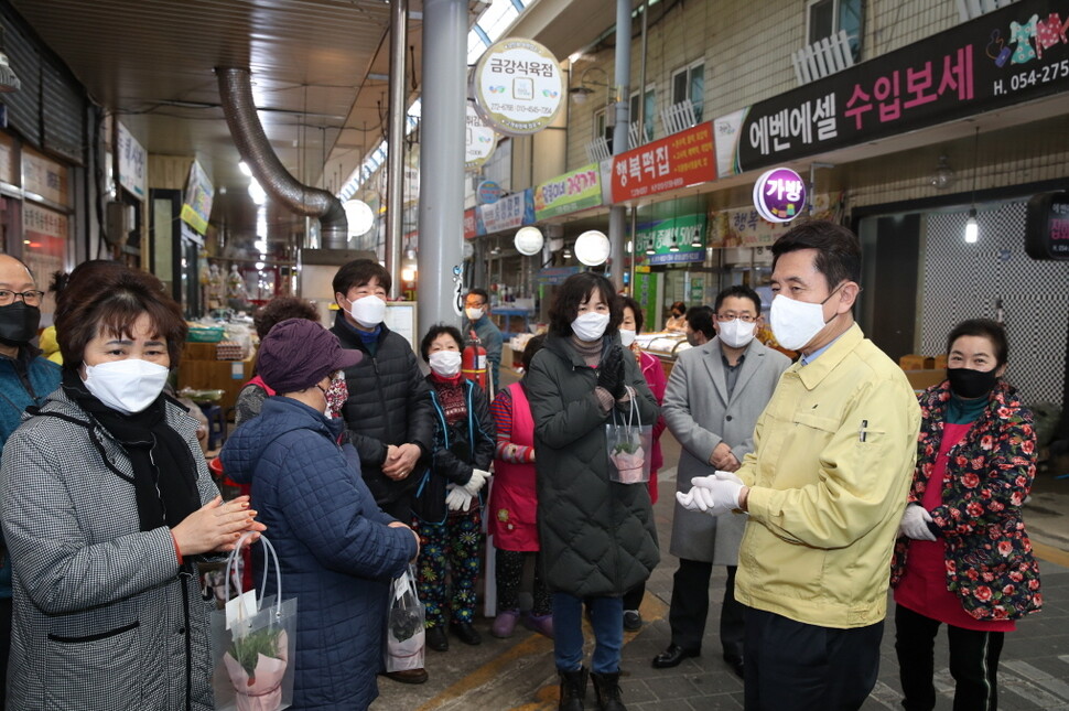 코로나19 피해를 당한 영세 자영업자들을 위한 임대료 인하운동이 활발한 포항시내 큰동해시장을 찾아온 이강덕 포항시장이 감사의 인사를 하고 있다. 포항시 제공