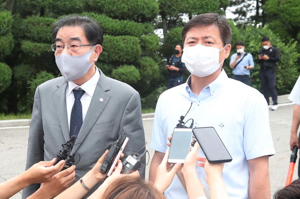 박정오 큰샘 대표(오른쪽)와 법률대리인 이헌 변호사가 29일 오전 서울 종로구 남북회담본부에서 열린 통일부의 ‘비영리법인 설립 허가 취소 관련 청문’를 마친 뒤 취재진에 질문에 답하고 있다. 백소아 기자 thanks@hani.co.kr