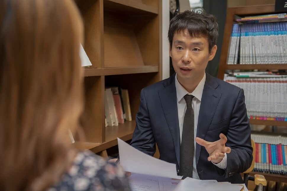 손해사정사는 면담을 통해 피해자의 상태를 파악하고, 수술 경과나 진단서상 결과 등을 조사하며 피해 정도를 확인한다. 사진 손홍주