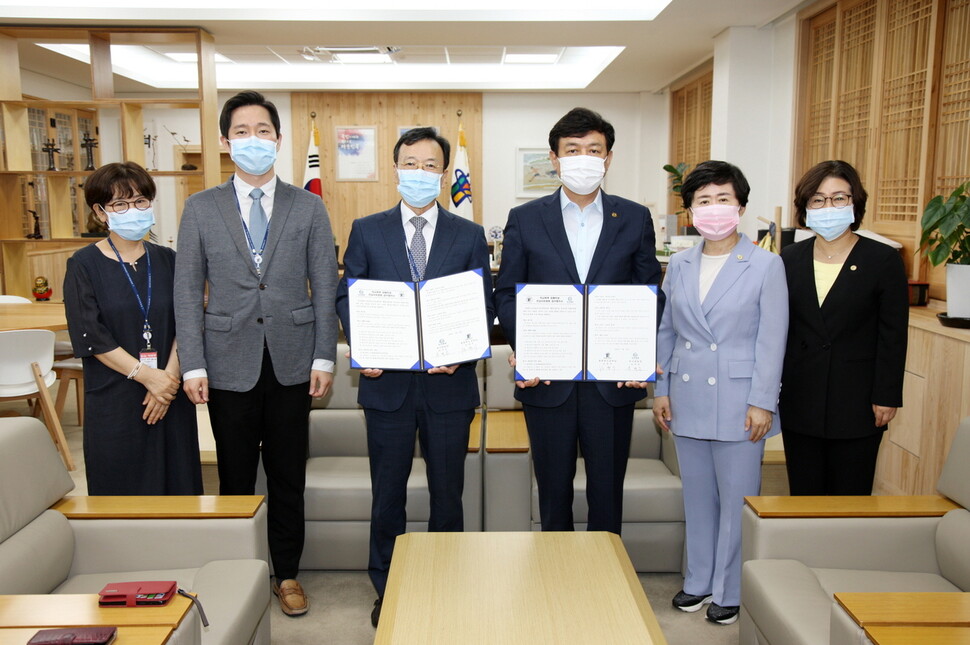 김병우 충북교육감(왼쪽 넷째) 등이 학교 폭력 피해 학생 전담 치료 업무협약을 하고 있다.