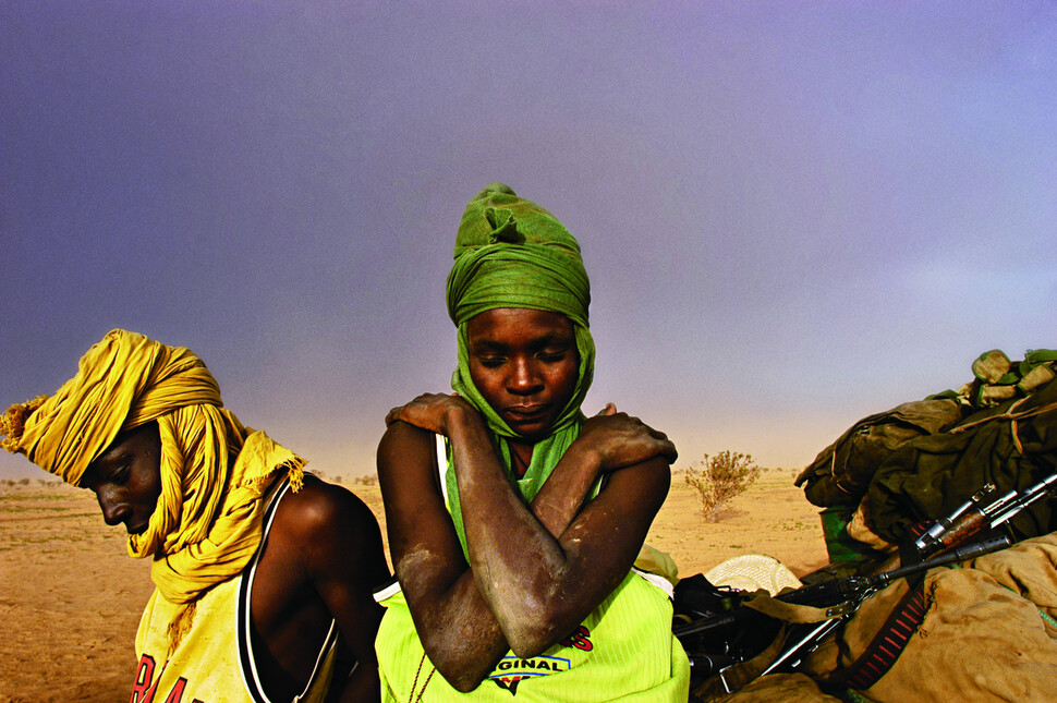 다르푸르 분쟁은 2003년 수단 정부의 친이슬람 정책과 인종차별에 항의하는 아프리카계 흑인들을 정부군이 무자비하게 학살하면서 촉발됐다. 아다리오는 2004년부터 6년간 계속 수단을 방문해 현장 상황을 기록했다. 사진 린지 아다리오, 문학동네 제공