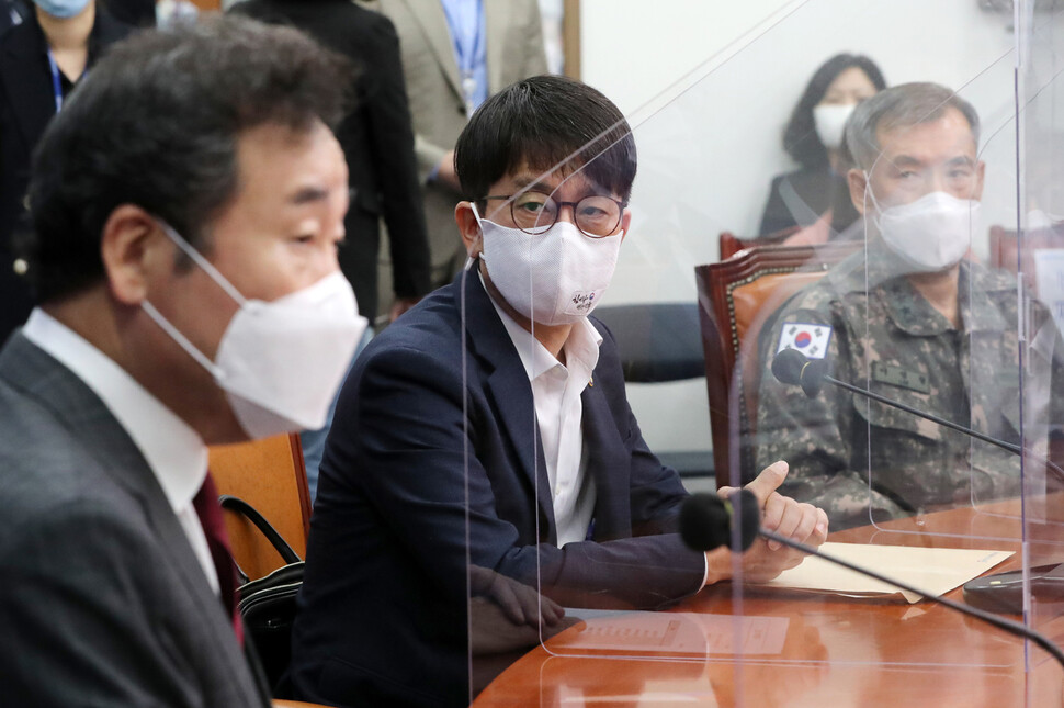 박재민 국방부 차관(가운데)이 24일 국회 본청에 있는 더불어민주당 당대표실을 방문해 북한 해역 실종 선원 피격 사건에 대해 보고하고 있다. 공동취재사진