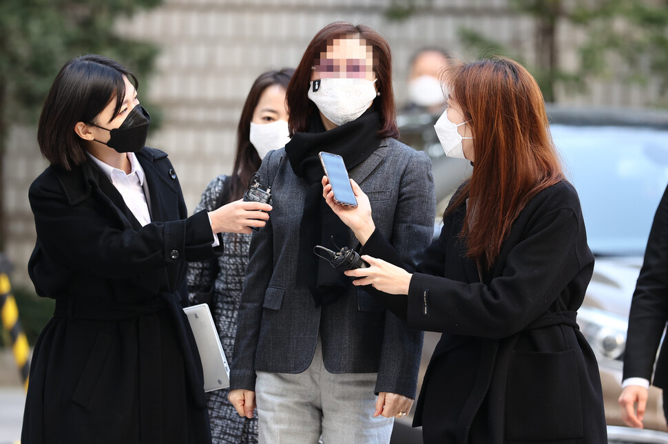 자녀 입시비리와 사모펀드 투자 의혹 등으로 기소된 조국 전 법무부 장관의 배우자 정경심 동양대 교수가 5일 오전 서초구 서울중앙지법에서 열린 1심 결심 공판에 출석하고 있다. 연합뉴스