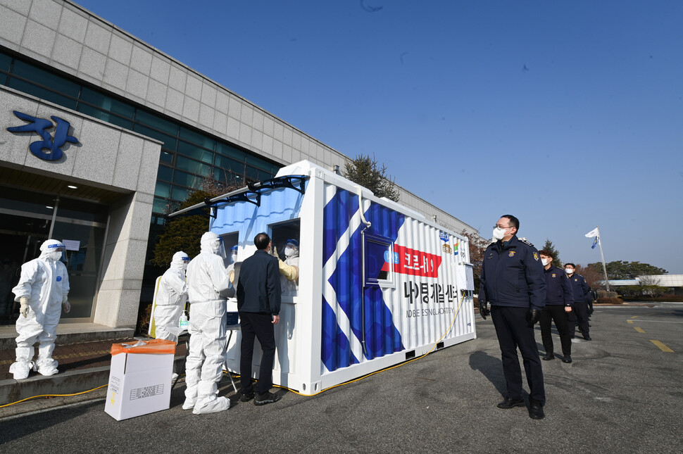 28일 오전 경기도 여주시 가남읍 여주교도소에서 교도관들이 코로나19 검사를 받고 있다. 여주시는 이날 코로나19 감염 여부를 1시간여 만에 알 수 있다고 알려진 신속 피시아르(PCR) 검사를 이용해 이 교도소 교도관과 재소자들에 대한 코로나19 전수 검사를 했다고 전했다.