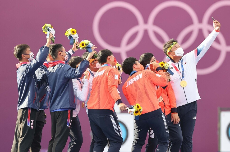 한국 남자 양궁 국가대표팀이 26일 일본 도쿄 유메노시마 양궁장에서 열린 도쿄올림픽 남자 양궁 단체전에서 우승한 뒤 은메달을 딴 대만 대표팀과 동메달을 딴 일본 대표팀과 함께 셀카를 찍고 있다. 도쿄/올림픽사진공동취재단