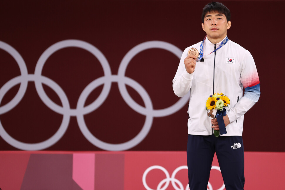 26일 일본 도쿄 지요다구 무도관에서 열린 도쿄올림픽 유도 남자 73kg급 경기에서 동메달을 획득한 안창림이 메달을 들어보이고 있다. 도쿄/연합뉴스