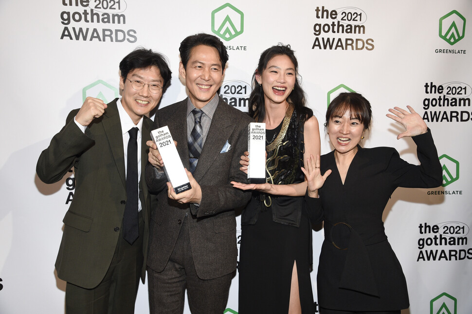 29일(현지시각) 미국 뉴욕에서 열린 제31회 고섬 어워즈(the Gotham Awards)에 넷플릭스 오리지널 시리즈 &lt;오징어 게임&gt;의 배우 이정재·정호연과 황동혁 감독, 김지연 대표(왼쪽부터)이 참석하고 있다. 뉴욕/AP 연합뉴스