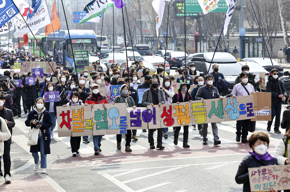 114주년 세계여성의날인 8일 오후 서울시청 앞에서 민주노총 주최로 열린 세계 여성의날 정신 계승 성평등 운동회에서 참가자들이 성차별 타파 등을 주장하며 보신각 방향으로 행진하고 있다. 연합뉴스