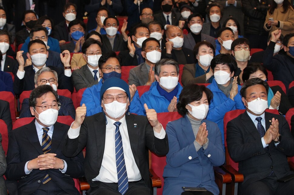 이낙연 더불어민주당 총괄선대위원장(앞줄 왼쪽부터)과 송영길 대표, 추미애 명예선대위원장, 윤호중 원내대표 등 당 지도부가 9일 오후 국회 의원회관 개표 상황실에서 방송 3사 출구조사 결과를 지켜보며 환호하고 있다. 김봉규 선임기자 bong9@hani.co.kr