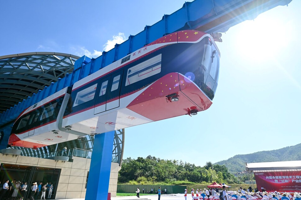 2022년 8월 9일, 쟝시성(江西省) 간저우시(贛州市) 싱궈현(興國縣)에 위치한 중국 최초 희토류 영구자석(REPM) 자기부상열차 “싱궈호”의 시운전 현장 바오간성(鮑贛生)/인민사진(人民圖片) 2022년 8월 9일, 쟝시성(江西省) 간저우시(贛州市) 싱궈현(興國縣)에 위치한 중국 최초 희토류 영구자석(REPM) 자기부상열차 “싱궈호”의 시운전 현장 바오간성(鮑贛生)/인민사진(人民圖片)