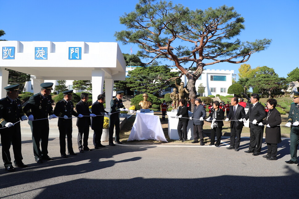 18일 오후 육군 9사단 사령부에서 백마고지 전투 영웅인 고 조응성 하사의 동상 제막식이 열리고 있다. 육군 9사단 제공