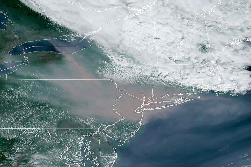7일 18시 10분(미국 동부 현지시각) 노아위성에 바라본 미국 동부해안. 코네티컷의 뉴헤이븐에서 아래로 뉴욕, 필라델피아까지 갈색 연기로 덮여있다. AFP 연합뉴스