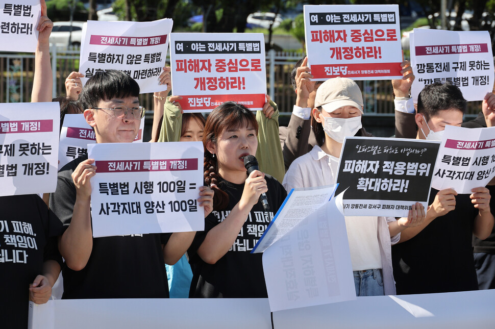 전세사기 깡통 전세 피해자 전국대책위원회 회원들이 8일 오전 서울 용산구 대통령실 인근에서 전세사기 특별법 100일을 맞아 기자회견을 열어 제대로 된 특별법 개정과 피해지원대책 마련을 촉구하고 있다. 신소영 기자 viator@hani.co.kr