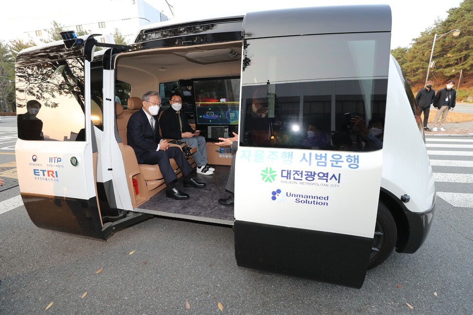 이재명 더불어민주당 대선 후보가 19일 오후 대전시 유성구 한국전자통신연구원(ETRI)을 방문해 오토비(자율주행차)에 올라 관계자들과 이야기를 나누고 있다. 대전/연합뉴스