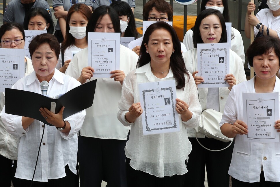 대한간호협회 소속 간호사 등이 26일 오전 세종시 정부세종청사 보건복지부 앞에서 ‘간호법 허위사실 유포·불법진료 묵인 보건복지부 규탄’ 기자회견을 마친 뒤 간호사 면허증과 규탄항의서 등을 전달하기 위해 보건복지부 청사로 이동하고 있다. 연합뉴스