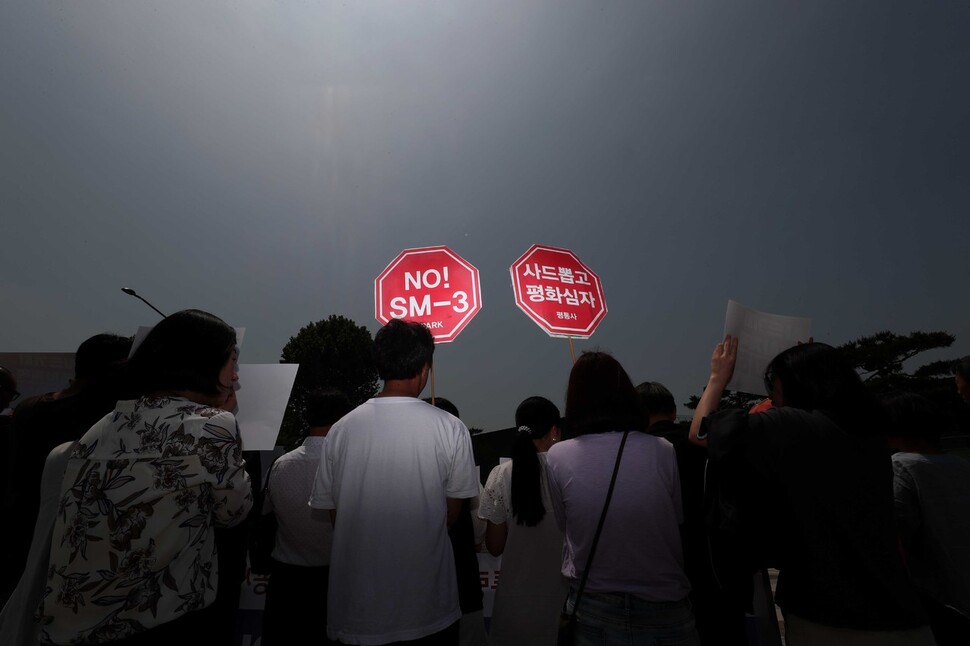 “문재인 정부의 사드(고고도 미사일 방어체계) 정책은 미국을 달래기 위해 바쳐지는 제물로 사용되고 있다.” 경북 성주·김천 주민들과 시민단체 회원들이 지난해 6월5일 청와대 앞에서 사드 기지 공사 계획 중단을 촉구하며 기자회견을 열었다. 박종식 기자 anaki@hani.co.kr