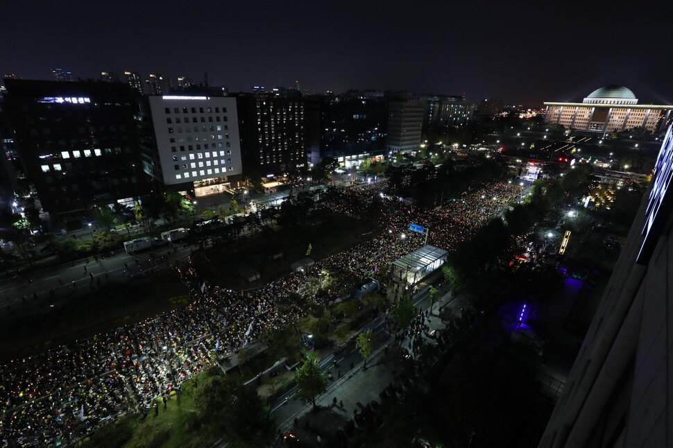 ‘제10차 사법적폐 청산을 위한 검찰 개혁 촛불 문화제’ 참가자들이 지난 19일 오후 서울 여의도 국회의사당 앞에서 검찰개혁 법안의 국회 통과를 촉구하고 있다. 김정효 기자 hyopd@hani.co.kr