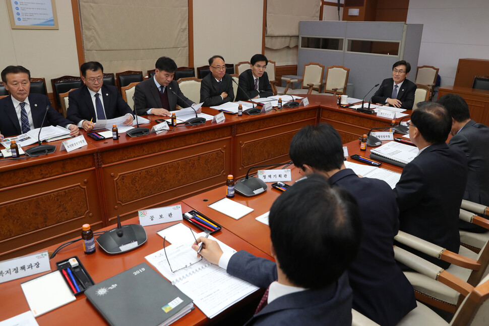 29일 충북도청 소회의실에서 미세먼지 종합 대책 추진 상황 보고회가 열렸다. 보고회에선 기존 대책 99가지를 점검하고, 15가지 새 대책이 나왔다.