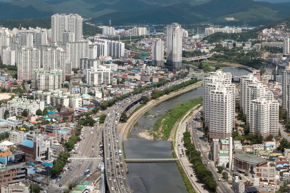 대구에서도 미세먼지를 줄이기 위해 내년 7월부터 매연이 심한 배출가스 5등급 차량을 단속해 과태료 10만원씩을 부과한다. 사진은 대구시내를 가로지르는 신천을 따라 건설된 신천대로를 운행하는 차들의 모습이다. 대구시 제공