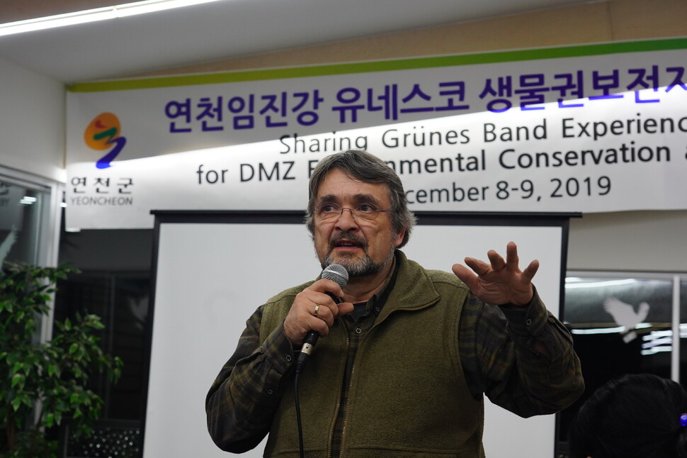회원수 65만명의 독일 최대 환경단체인 분트의 생태보전 및 그뤼네스 반트 총괄 담당자인 카이 프로벨 박사가 지난 8일 경기도 연천군 전곡 선사박물관에서 열린 ‘연천임진강 유네스코 생물권보전지역 세미나’에 참석해 독일의 디엠제트 활용과 보전 사례에 관해 주제발표를 하고 있다.