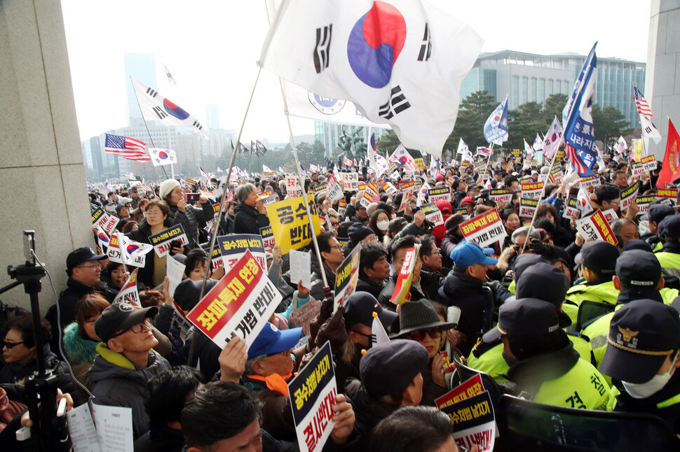 16일 오전 국회 본청 계단 앞에서 열린 자유한국당 ‘공수처법 선거법 날치기 저지 규탄대회’ 참석자들이 국회 안으로 들어서려 하자 경찰들이 막고 있다.김경호 선임기자 jijae@hani.co.kr