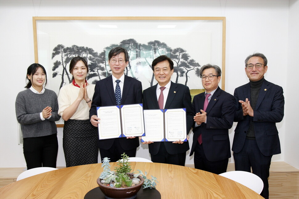 이기철 유니세프 한국위원회 사무총장(왼쪽 셋째)과 김병우 충북교육감(왼쪽 넷째) 등이 19일 충북교육청에서 아동 친화학교 모델 개발 업무 협약을 하고 협약서를 내보이고 있다.