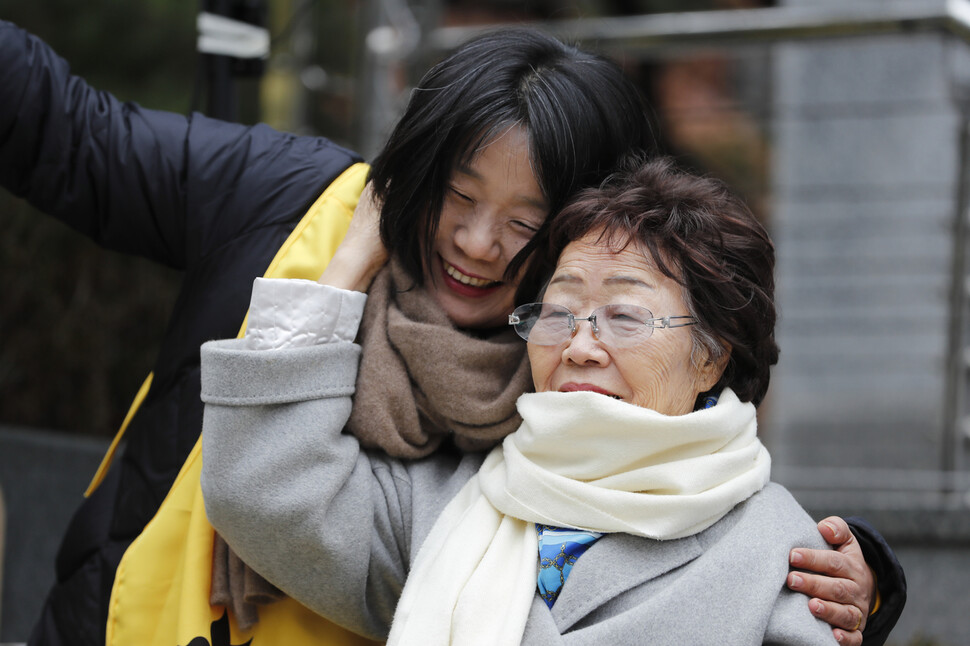 일본군 ‘위안부’ 피해자 이용수 할머니(오른쪽)와 윤미향 정의기억연대 이사장이 8일 낮 열린 제1421차 수요시위에서 대화 중 포옹하고 있다. 이정아 기자 leej@hani.co.kr