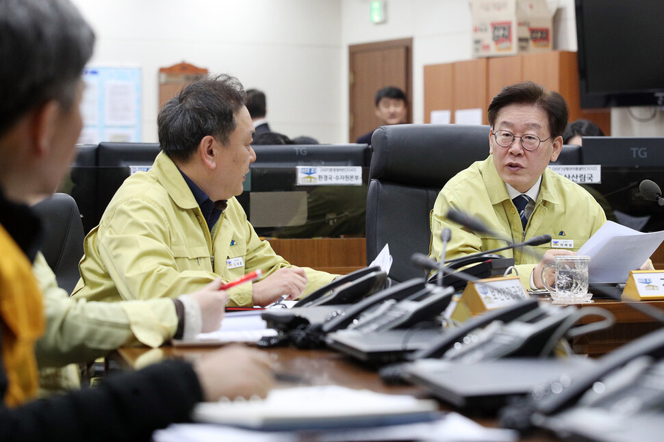 지난 23일 경기도청에서 이재명 경기지사 등이 신종 코로나바이러스 감염증 예방 긴급 대책회의를 하고 있다. 경기도 제공.