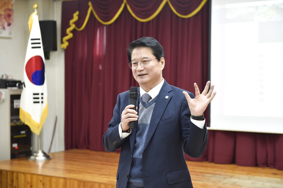 신종 코로나바이러스 감염증 확산 우려가 커지는 가운데 원창묵 원주시장이 만화축제 참석을 위해 프랑스로 해외출장을 떠나 비판을 받고 있다. 원주시 제공