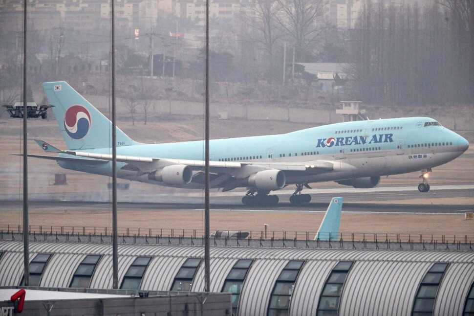 <b>우한 교민 수송 전세기 김포 공항 도착</b><br>중국 후베이성 우한에 거주 중인 교민들을 태운 2차 전세기가 1일 오전 김포공항에 착륙하고 있다. 서울/연합뉴스