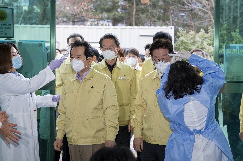 지난 2월8일 정세균 국무총리와 이재명 경기도지사가 신종 코로나바이러스 감염증 대응 관련 경기도의료원 수원병원을 찾아 체온 측정 등을 받으며 입장하고 있다. 경기도 제공