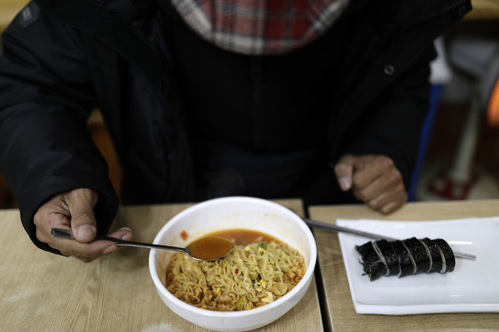 대리운전기사 김병운씨가 지난 4일 새벽 2시께 경기 용인시 수지구 상현동의 한 24시간 분식점에서 라면과 김밥으로 식사를 하고 있다.