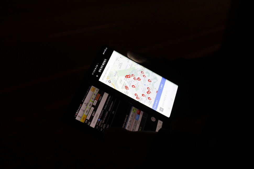대리운전기사 김병운씨가 대리운전할 차량을 잡기 위해 앱을 들여다보고 있다. 빨간 점들은 김씨 주변의 대리운전기사들이다.