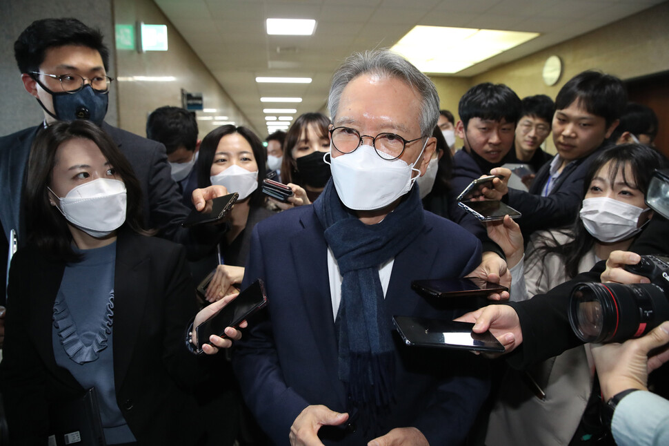 미래통합당 김형오 공천관리위원장이 27일 오후 서울 여의도 국회에서 열린 공천 면접 심사에 참석하며 질문받고 있다. 연합뉴스