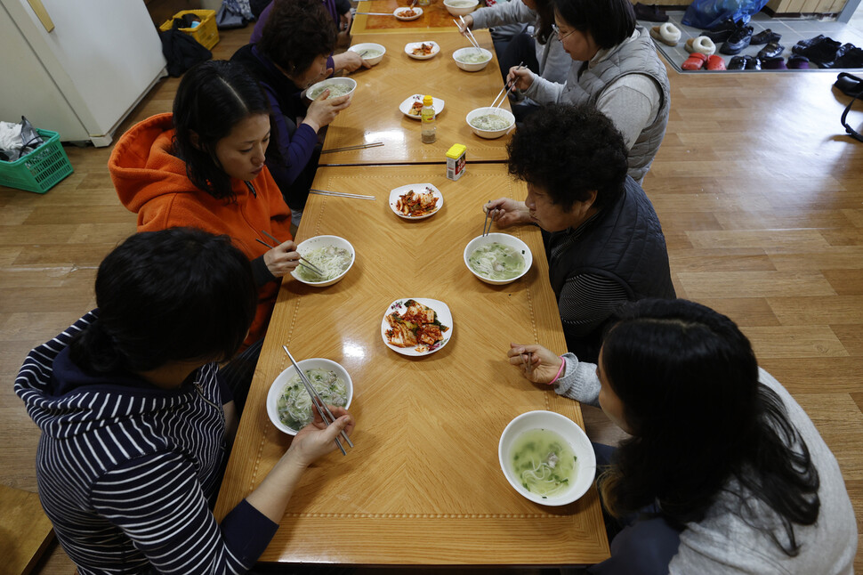 물질을 마친 제주 서귀포시 남원읍 하례리 어촌계 해녀들이 고기국수로 늦은 점심 식사를 하고 있다.