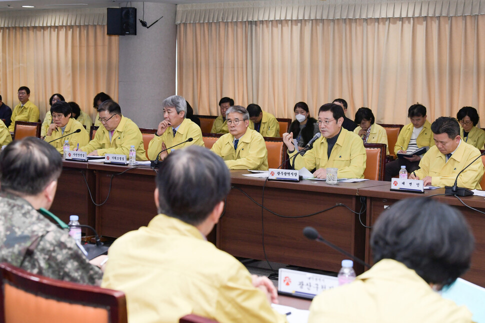 광주에서 코로나19 첫 확진자가 확인된 지난달 4일 광주광역시청 3층 중회의실에서 광주시 등 관계기관 합동 대책회의가 열리고 있다. 광주광역시 제공