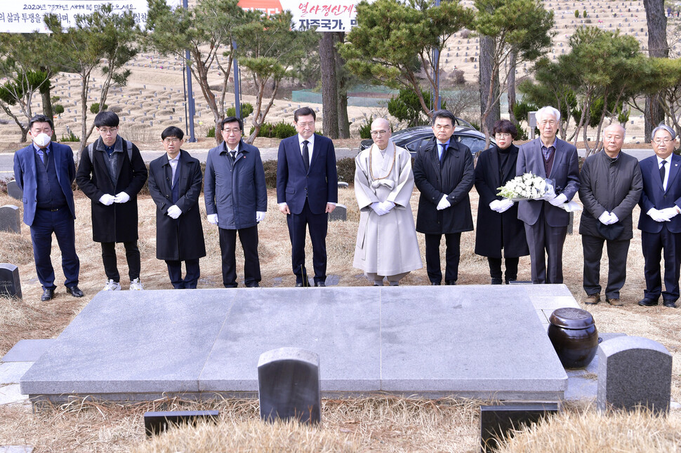 제40주년 5·18민중항쟁기념행사위 전국상임행사위원장단과 이용섭 광주광역시장이 간담회에 앞서 5·18 구묘역을 참배하고 있다. 광주광역시 제공