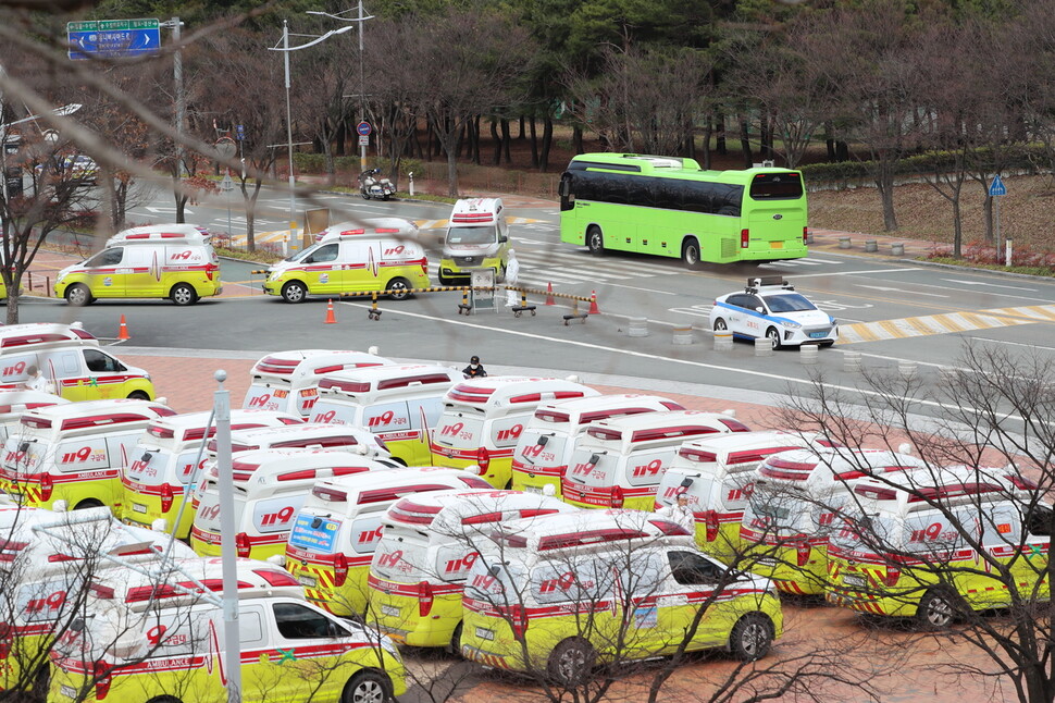 대구지역 코로나19 경증환자를 경북지역 생활치료센터로 옮겨갈 응급차량과 버스가 대기중이다. 대구소방본부 제공