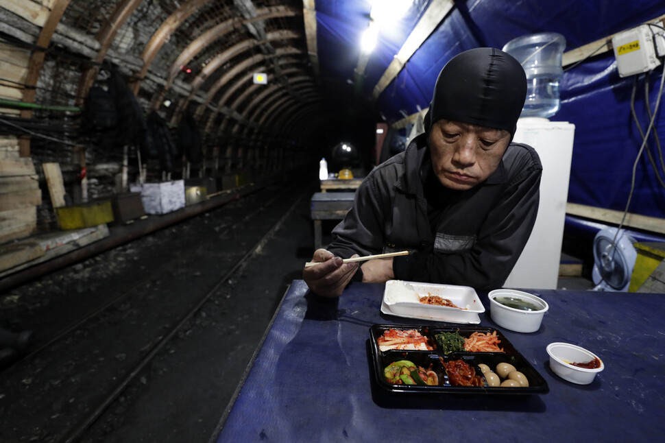 강원도 태백 대한석탄공사 장성광업소 광부 김대광씨가 지난달 25일 오후 탄광 휴게실에서 점심식사를 하고 있다.