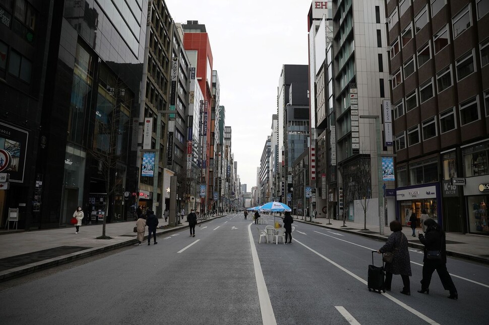 7일 일본 도쿄의 대표적 번화가인 긴자에서 사람들이 마스크를 쓴 채 걸어가고 있다. 도쿄/로이터 연합뉴스