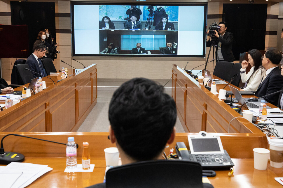 10일 서울 종로구 세종로 정부서울청사 별관에서 열린 제8차 한일 수출관리 정책대화 영상회의 화면에 한국 수석대표 이호현 산업통상자원부 무역정책관(위)과 일본 수석대표 이다 요이치 경제산업성 무역관리부장이 회의 시작을 기다리고 있다.연합뉴스