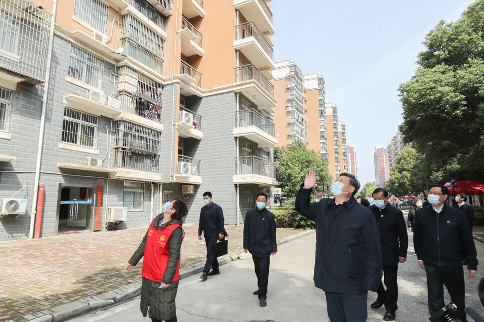 시진핑 중국 국가주석이 3월10일 신종 코로나바이러스 감염증(코로나19) 발병 3개월 만에 처음으로 발원지인 우한을 방문해 자가격리 상태인 주민들을 향해 손을 흔들고 있다.