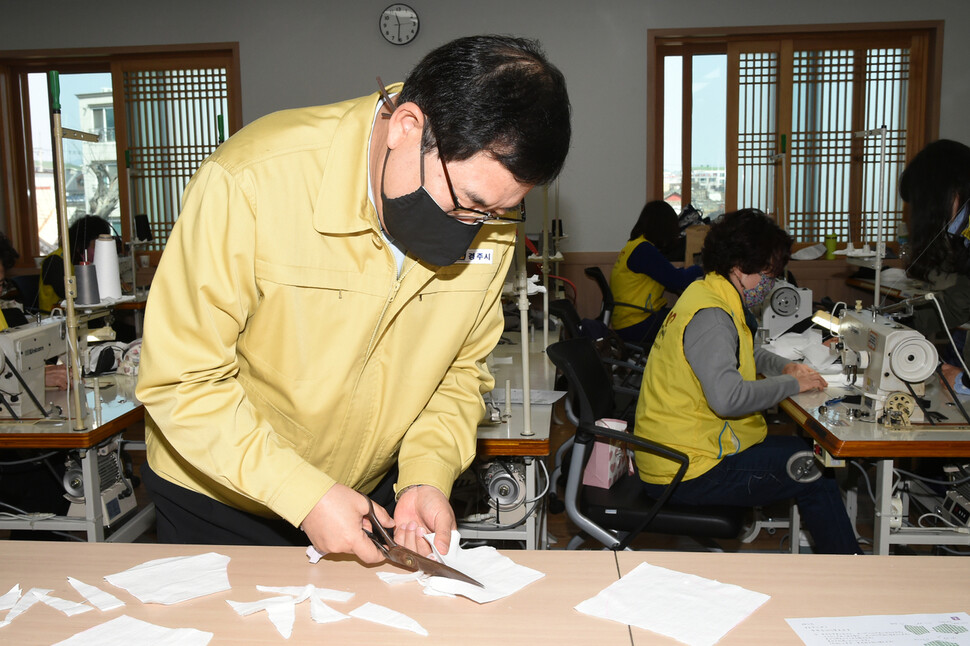 마스크 나눔 운동을 펼치고 있는 경주시민들이 저소득층에 보낼 마스크를 만들고 있다. 경주시 제공